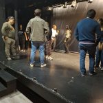 Curso de Oratoria I – Trimestral (12 semanas)<br><small>Construye las bases para hablar con seguridad, naturalidad y presencia</small>